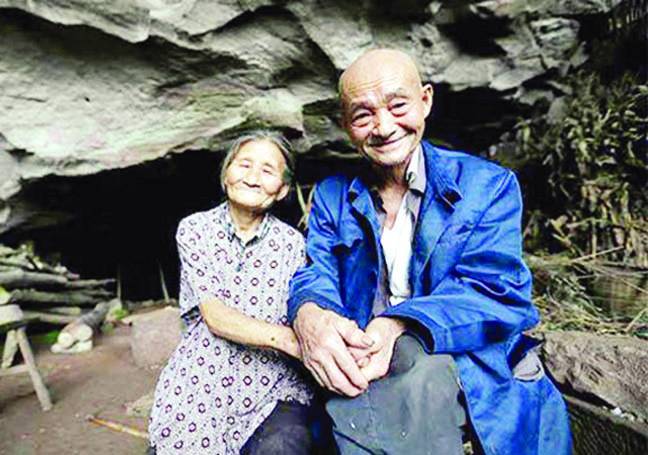 54 برس سے غار میں رہنے والا چینی جوڑا