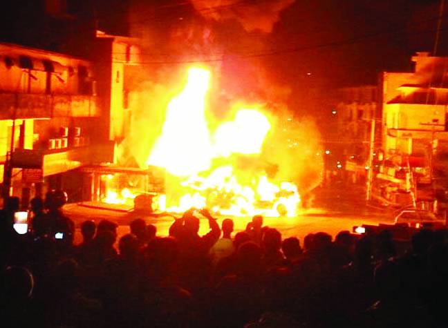 راولپنڈی: آئل ٹینکر الٹنے سے آگ لگ گئی چار گاڑیاں، کئی عمارتیں متاثر کروڑوں کا سامان جل گیا‘ٰ6 افراد کے زخمی ہونے کی اطلاع