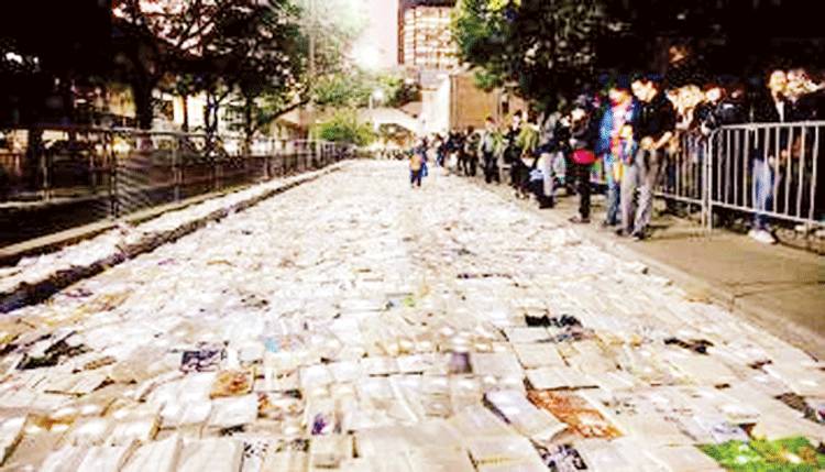 کینیڈا کی سڑک پر کتابوں کا سیلاب 
