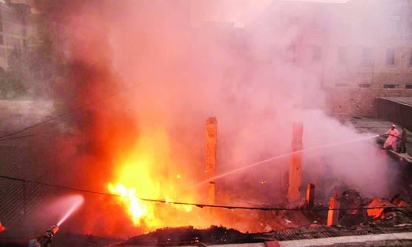 کراچی: کیمیکل کے گودام، گارمنٹس اور گتے کی فیکٹریوں میں آتشزدگی