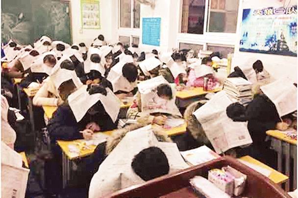 چین: نقل روکنے کیلئے اساتذہ نے طالب علموں کے سروں پر اخبار اوڑھا دےئے 