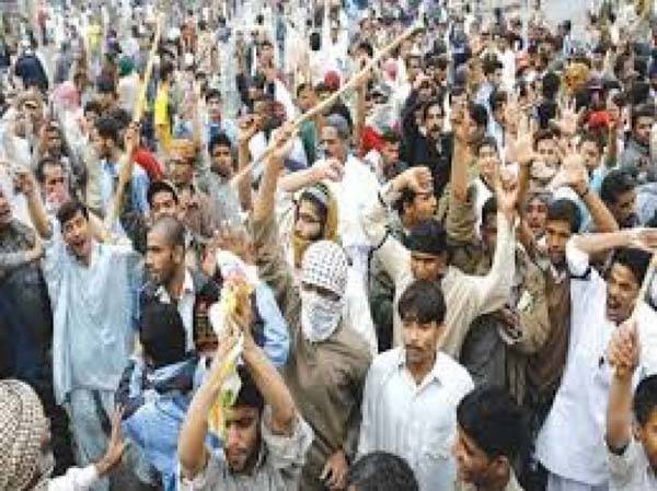 کراچی: ڈکیتیوں کیخلاف احتجاج کے دوران پولیس فائرنگ سے زخمی شہری دم توڑ گیا، 250 کیخلاف دہشت گردی کا مقدمہ 