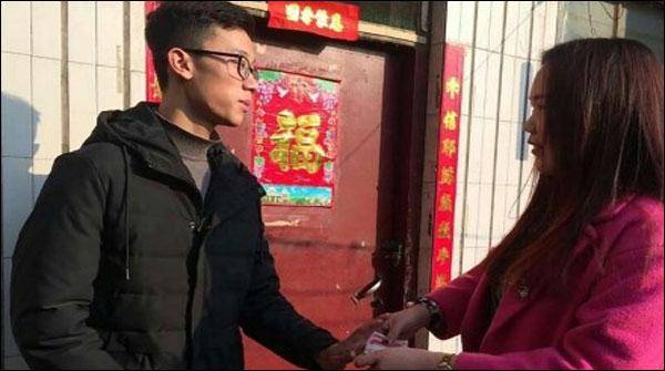 چینی نوجوان کو ایمانداری پر 10ہزار یوآن کا انعام