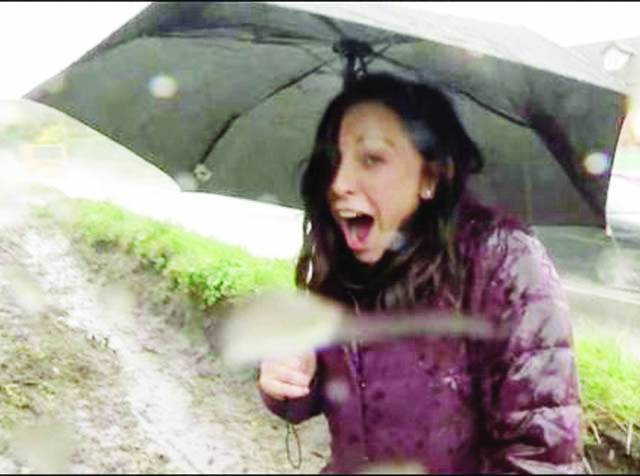 برطانیہ: براہ راست نشریات کے دوران بارش کا حال بتاتی رپورٹر خود کیچڑ میں نہا گئی
