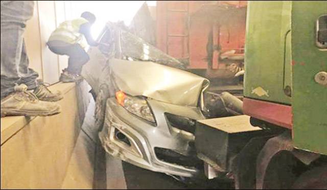 حادثے میں مکمل تباہ ہونے والی کار کا ڈرائیور معجزانہ طور پر بچ گیا