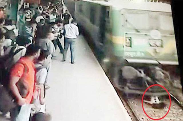 ممبئی: تیز رفتار ٹرین کی زد میں آنے والی لڑکی محفوظ رہی