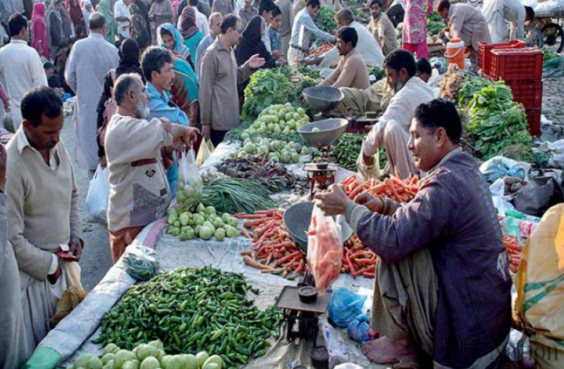 اتوار بازاروں میں بیشتر سبزیوں اور پھلوں کی قیمتوں میں اضافہ ہو گیا ہے۔ ٹماٹر کی قیمت 10روپے بڑھ جانے کے باوجود ٹماٹر اتوار بازاروں سے غائب