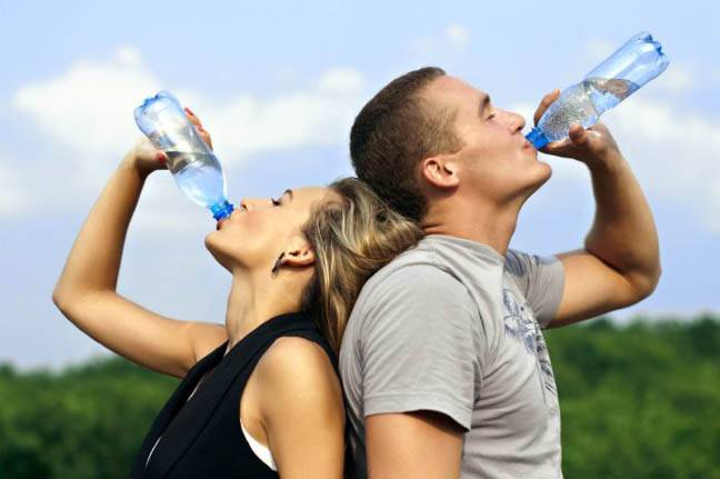 بوتل میں پانی پینا جلد بڑھاپے کا باعث بنتا ہے: ماہرین