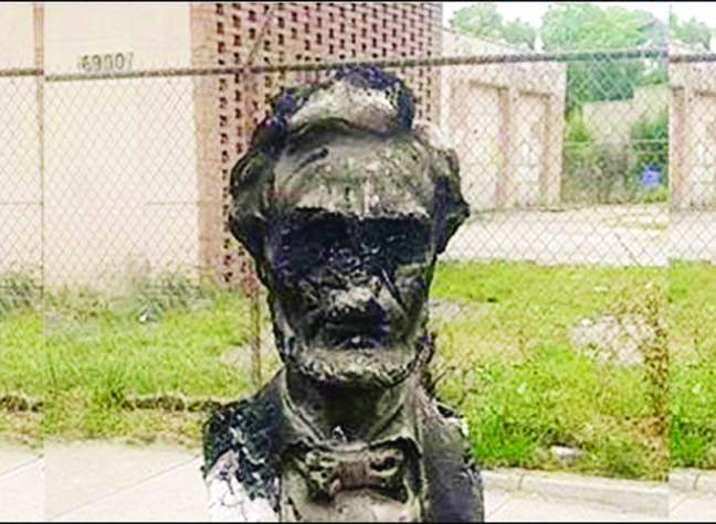 شکاگو: سابق امریکی صدر ابراہام لنکن کا مجسمہ نذر آتش کر دیا گیا