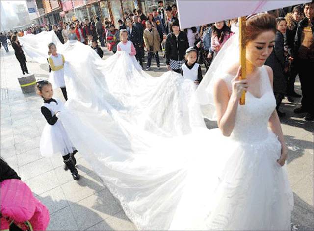 100میٹر لمبا عروسی لباس تیار