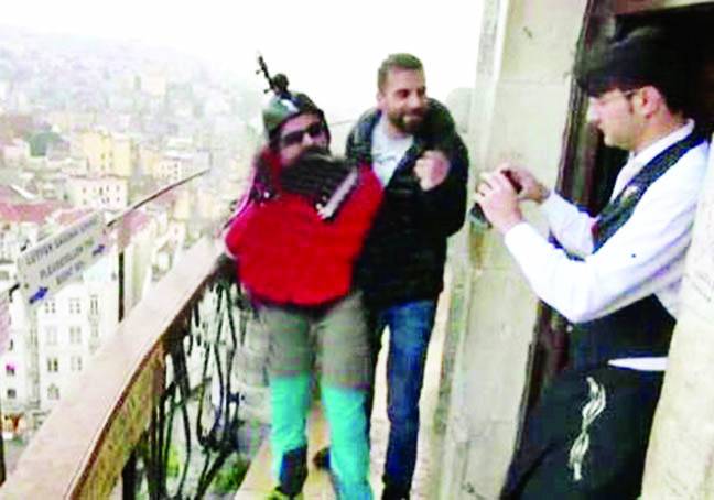 ترکی: نوجوان کی 118فٹ کی بلندی سے کامیاب بیس جمپنگ