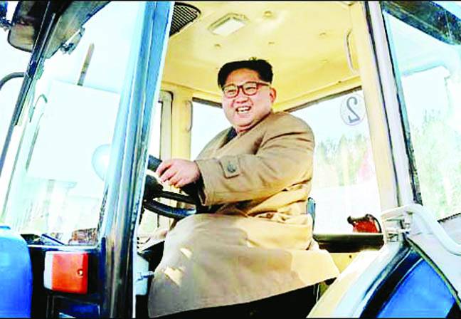 شمالی کوریا کے سربراہ کا ٹریکٹر چلانے کا مظاہرہ