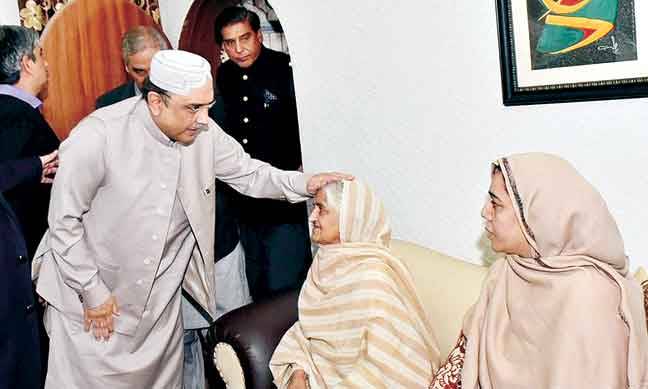 سابق صدر آصف زرداری کی داتا دربار حاضری‘ چادر چڑھائی منو بھائی کے گھر جا کر تعزیت