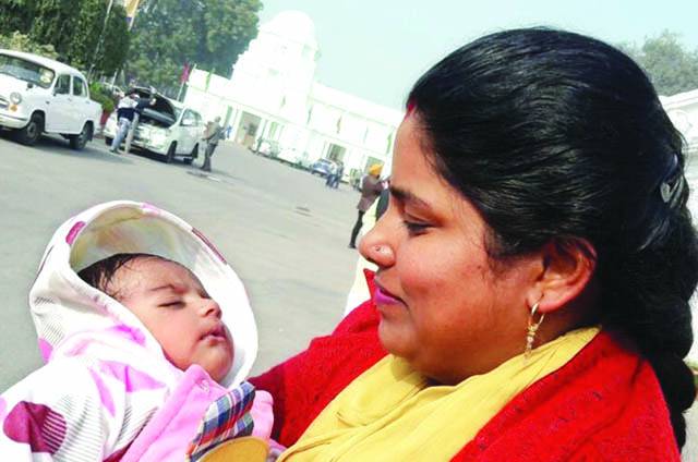 نئی دہلی اسمبلی :خاتون رکن کی اجلاس میں 2ماہ کی بچی سمیت شرکت