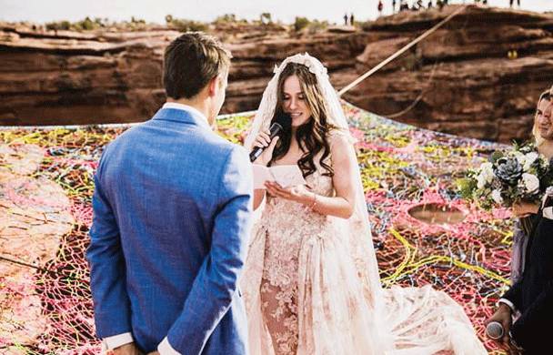 امریکی جوڑے نے سینکڑوں فٹ اونچی پہاڑی پر شادی رچائی