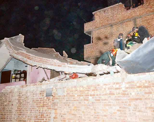 ساندہ: دو منزلہ مکان کی خستہ حال چھت گرنے سے خاتون جاں بحق‘ 2 زخمی
