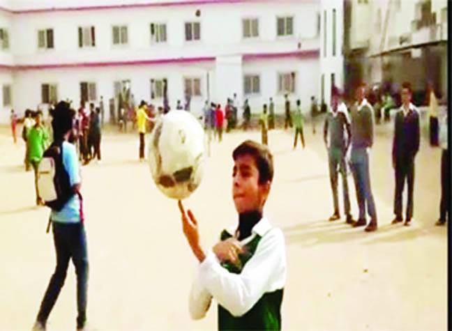 طالب علم کا فٹ بال سے شاندار کرتب دکھانے کا مظاہرہ