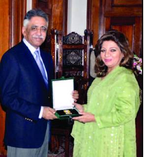گورنر سندھ نے 19 نمایا ں شخصیات کو ایوارڈ دیئے