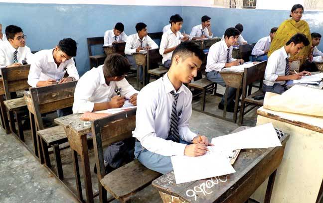 کراچی میں میٹرک امتحانات، سخت گرمی اور بجلی بندش کے باعث طلبا کا برا حال