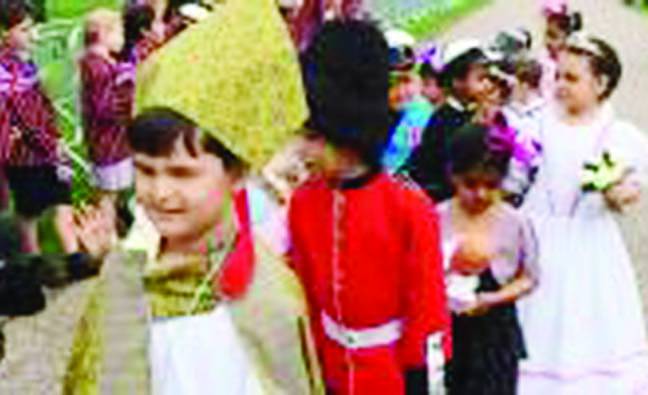 شہزادہ ہیری کی نقل کرتے ونڈسر کے ننھے طلبہ نے شاہی انداز میں شادی کی تقریب منعقد کر ڈالی