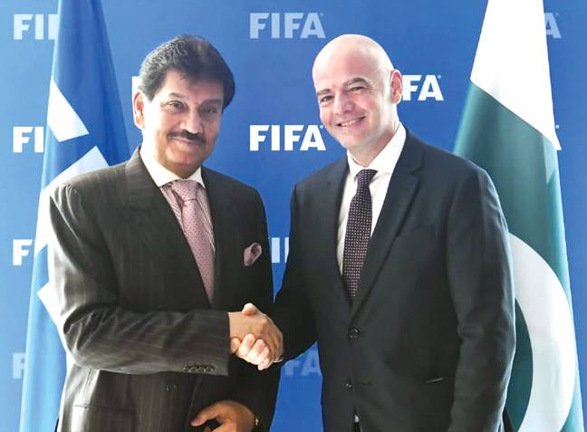 فیفا نے پاکستانی فٹبال کے مسائل حل کروانے کی یقین دہانی کرادی