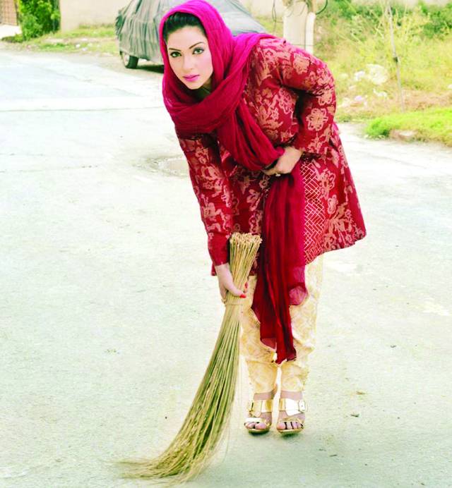 کلین اینڈ گر ین پاکستان مہم: اداکارہ ماہ نور نے پودا لگایا اور سڑک پر جھاڑو دیا