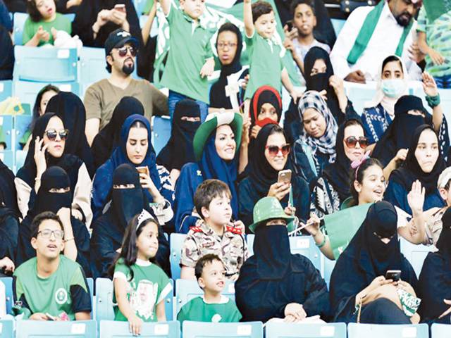 سعودی عرب تبدیلی، 15ہزار خواتین فٹبال میچ دیکھنے سٹیڈیم پہنچ گئیں 