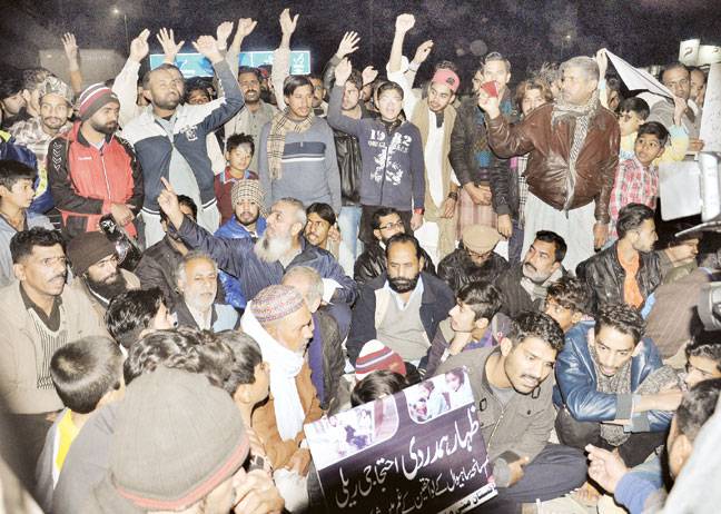 سانحہ ساہیوال میں جاں بحق افراد کے لواحقین اور اہل علاقہ کا ایک بار پھر احتجاج