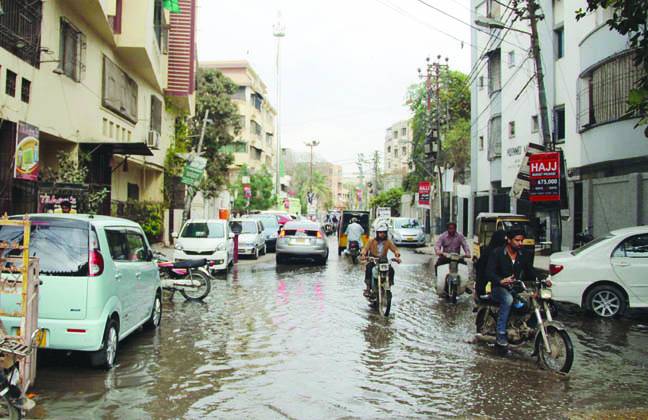 شہرقائد میں سیوریج سسٹم تباہ ‘ گلیاں ‘ سڑکیں زیر آب