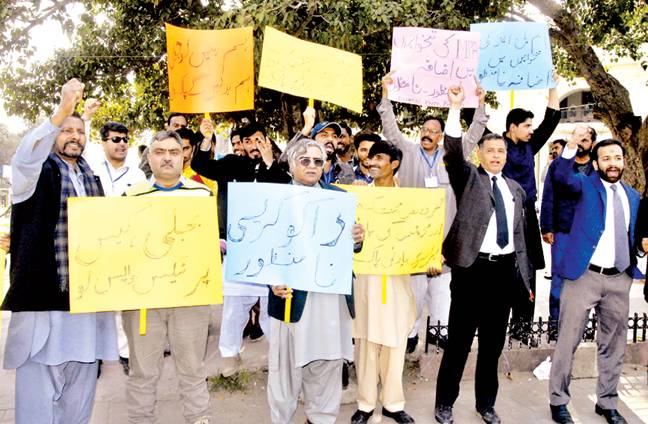 ارکان کی تنخواہوںمیں اضافہ کیخلاف برابری پارٹی کا پنجاب اسمبلی کے باہر مظاہرہ
