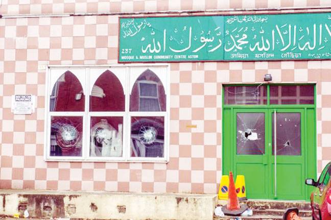 برطانیہ میں بھی انتہا پسندوں کا 4 مساجد پر حملہ‘ کھڑکیوں کے شیشے توڑ ڈالے