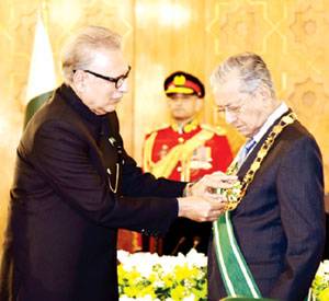 مہاتیر محمد کو ’’ نشان پاکستان‘‘ سے نوازا گیا معزز مہمان نے ایوان وزیر اعظم میں پودا لگایا