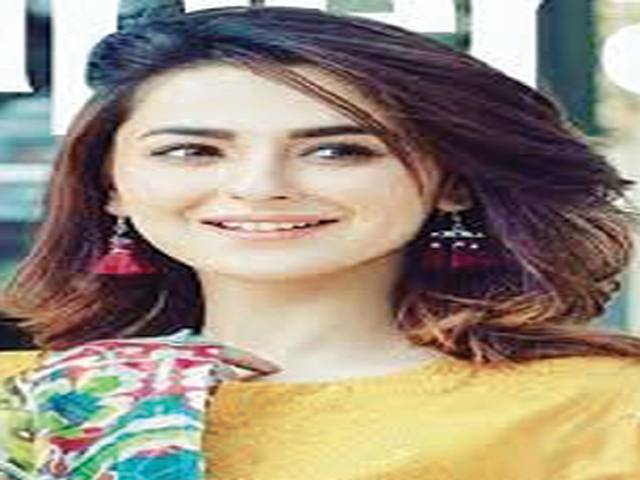 حانیہ عامر کے فیشن شو میں چست لباس پر سوشل میڈیا میں تنقید