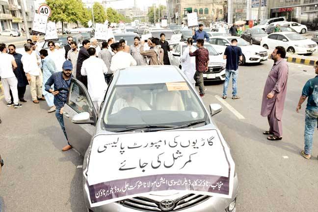 ٹیکس کیخلاف لاہور کار ڈیلرز کی ہڑتال، جیل روڈ پر مظاہرہ