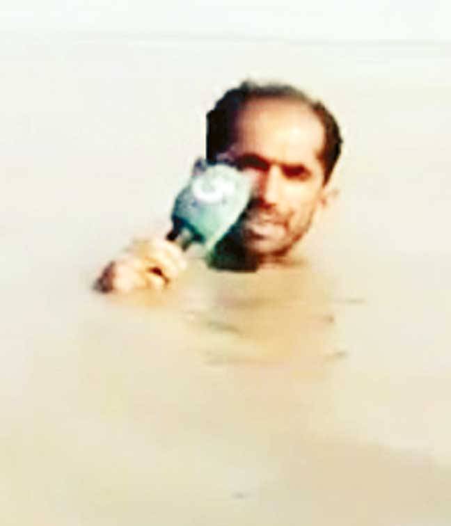 سندھ میں گردن تک سیلاب میں اتر کر رپورٹنگ کرنیوالے صحافی کی ویڈیو وائرل 