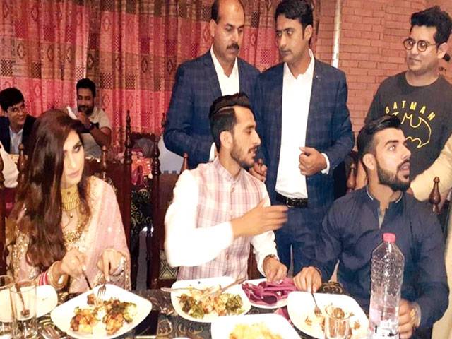 حسن علی کی دبئی میں دعوت ولیمہ ‘عزیز و اقارب کی شرکت‘ دلہن کی منہ دکھائی 