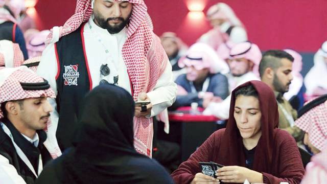 سعودی خواتین نے پہلی بار مرد حضرات کے ساتھ تاش کھیلا