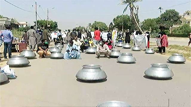کراچی میں پکوان سینٹر مالکان کا انوکھا احتجاج‘ ہائی وے پر دیگیں رکھ کر مظاہرہ
