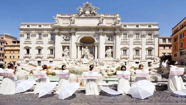 کرونا:شادی تقریبات پر پابندی سے ناخوش اٹلی کی لڑکیوں کا عروسی لباس پہن کراحتجاج