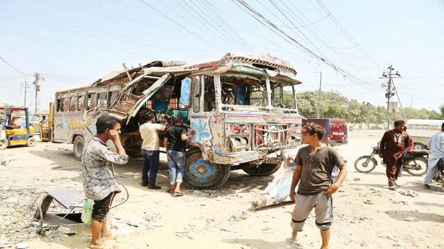 کراچی: بس میں سلنڈر دھماکا، نوجوان جاں بحق، بس تباہ