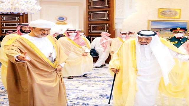 سلطان عمان ہیثم بن طارق کا دورہ سعودی عرب 21 توپوں کی سلامی ، شاہ سلمان سے ملاقات