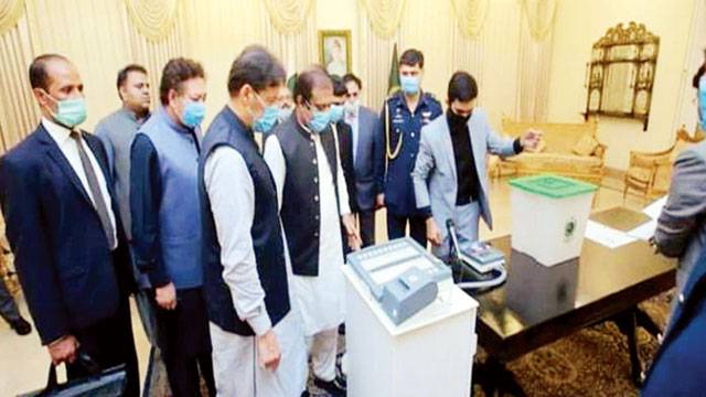 الیکڑانک مشین کا تجربہ، وزیراعظم نے ووٹ کاسٹ کیا