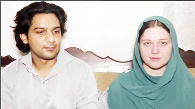 گوجرانوالہ: نوجوان سے محبت روسی لڑکی کو پاکستان لے آئی‘ قبول اسلام‘ شادی کر لی