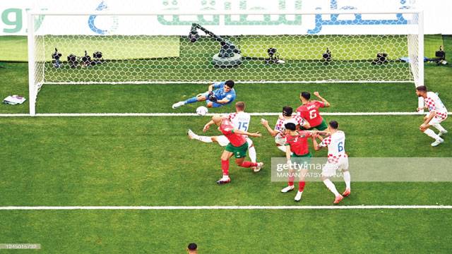 دوحہ : مراکش اور کروشیا کی ٹیموں کے درمیان کھیلے گئے فٹبال ورلڈ کپ میچ کا منظر