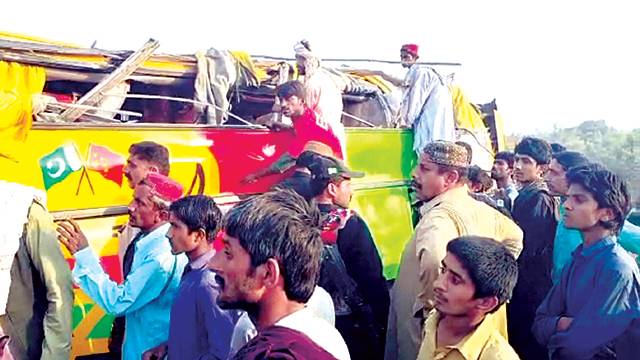 شکار پور ، انڈس ہائی وے پر کوچ الٹ گئی 