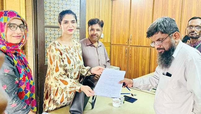 خواجہ سراء شہزادی رائے نے کراچی میونسپل کارپوریشن کیلئے کاغذات نامزدگی جمع کروا دیئے 