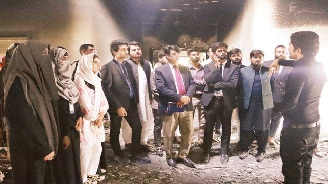 اسلامیہ یونیورسٹی بہاولپور کے اساتذہ ، طلباءوطالبات کاپاک فوج سے اظہار یکجہتی کیلئے جناح ہاو¿س لاہور کا دورہ 