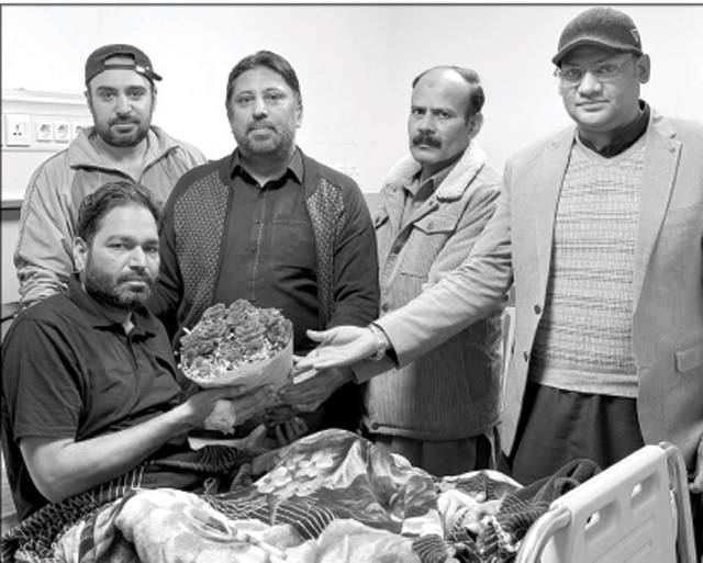 ایمن آباد نوائے وقت آفس میںاجلاس ، ٹریفک حادثہ میں زخمی منور حسین کی صحت یابی کیلئے دعا 