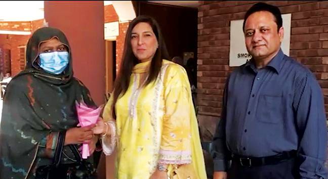 ایڈن متاثرین میں چیک تقسیم کا سلسلہ جاری، ڈی جی نیب نے چیک تقسیم کئے 