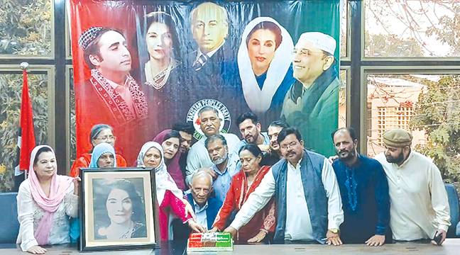 بیگم نصرت بھٹو کی 96ویں سالگرہ‘ پارٹی رہنمائوں کی شرکت ،کیک کاٹا 